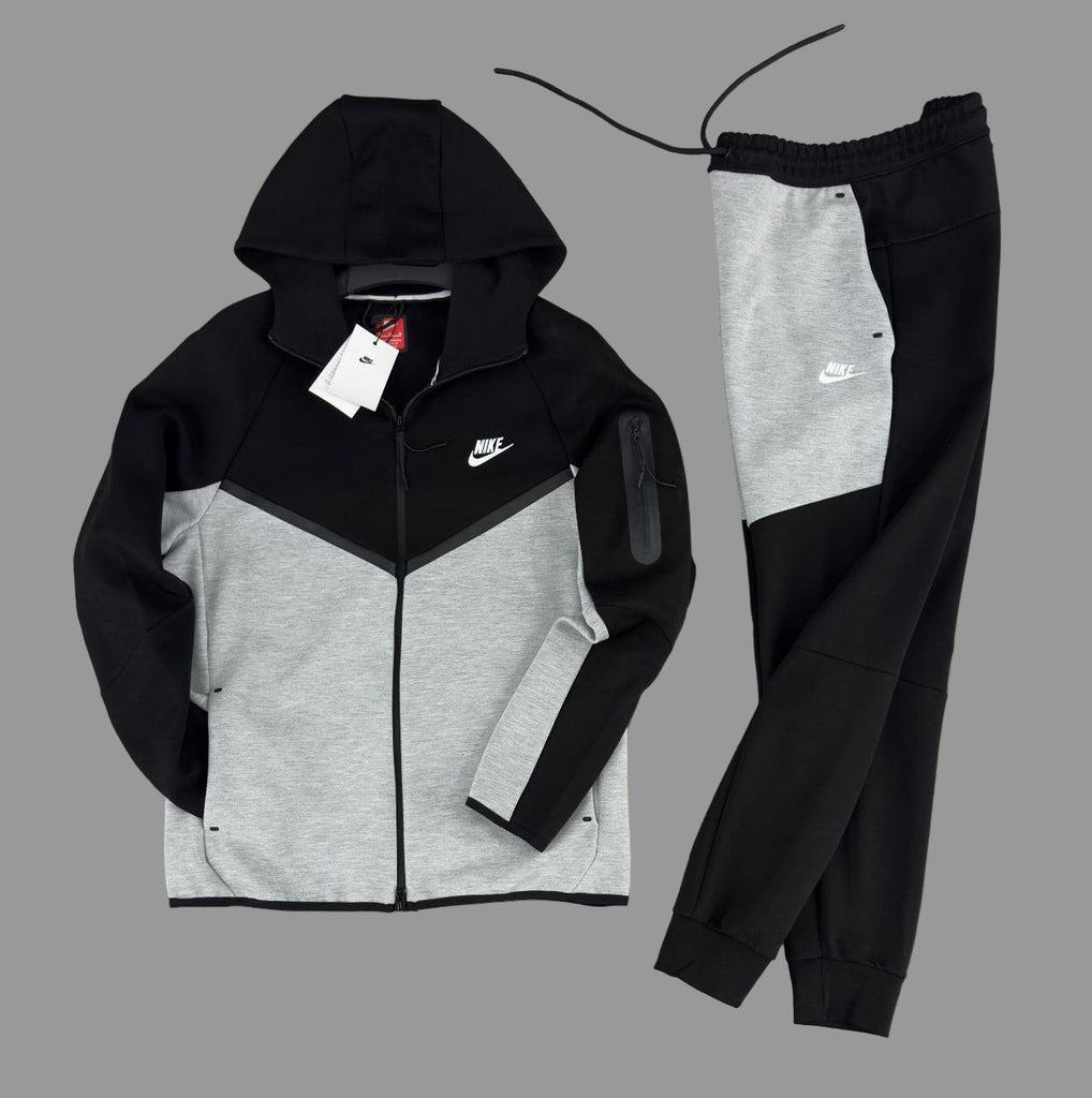 Moška trenirka Nike Tech Fleece, črne in klasično sive barve, s črnimi črtami in žepom na rokavu z belim logotipom