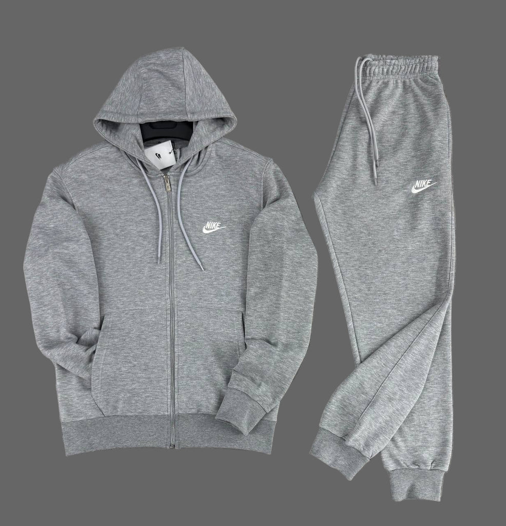 Moška trenirka Nike, klasično siva, z belim logotipom