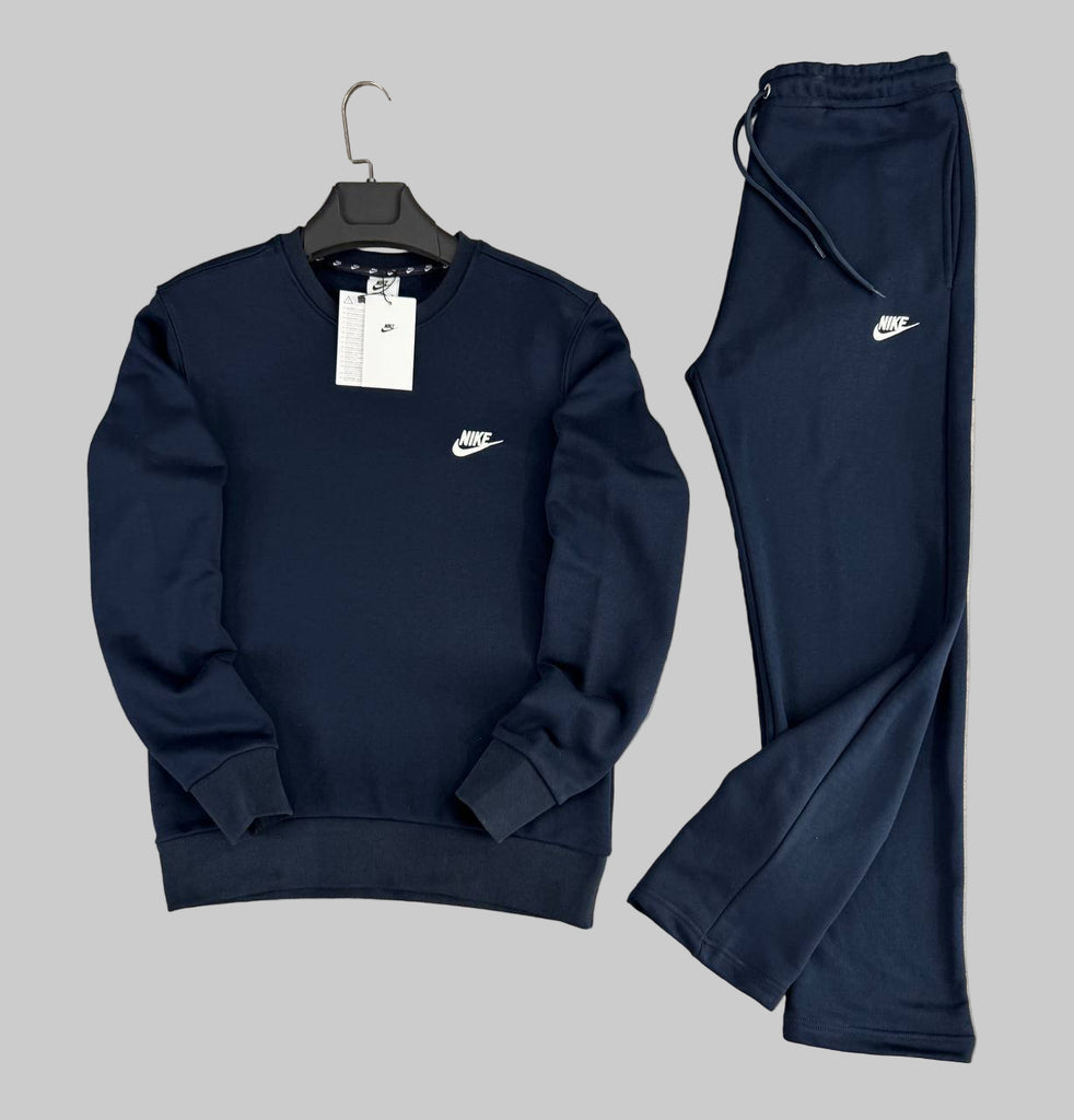 Moški športni komplet Nike,temno modra barve, z belim logotipom – pulover in hlače z ravnimi hlačnicami