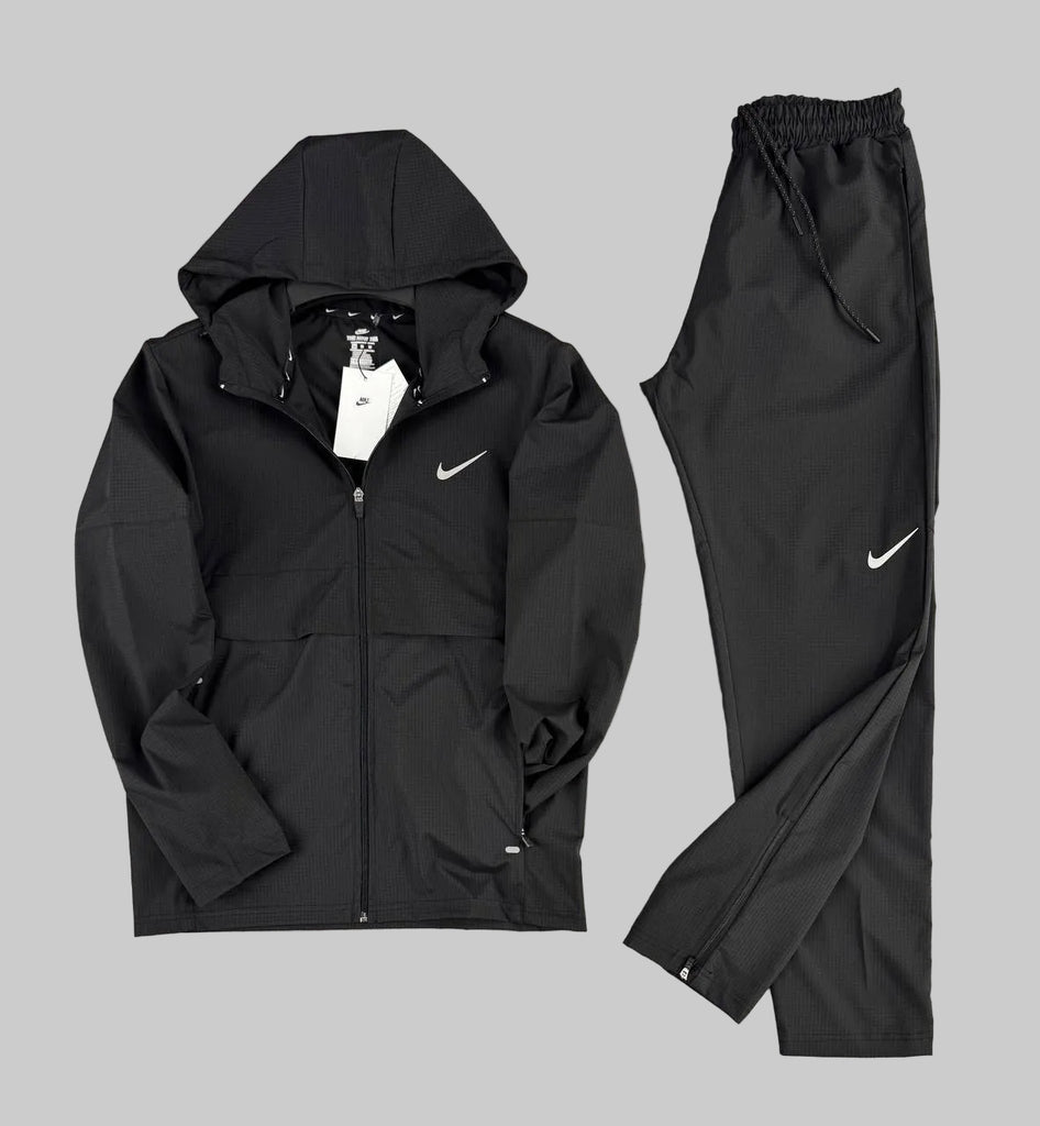 Moška trenirka Nike, črni barvi – vodoodbojen material