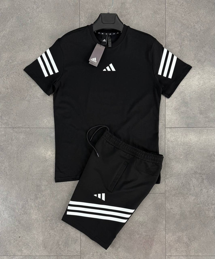 Moški komplet Adidas, sestavljen iz kratkih hlač in črne majice z belimi črtami. Vrhunska kakovost.