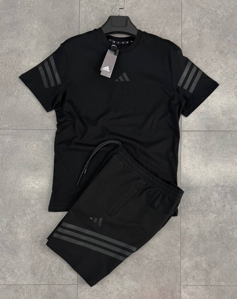 Moški komplet Adidas, sestavljen iz kratkih hlač in črne majice s sivimi črtami. Vrhunska kakovost.