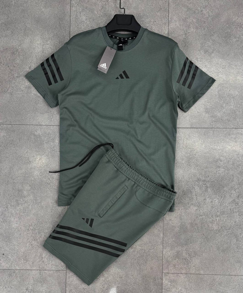 Moški komplet Adidas, ki ga sestavljajo kratke hlače in zelenkasto-siva majica s sivimi črtami. Vrhunska kakovost.