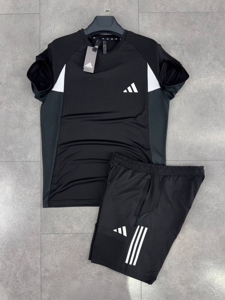 Moški komplet Adidas, sestavljen iz kratkih hlač in črne majice z belimi črtami. Vrhunska kakovost.
