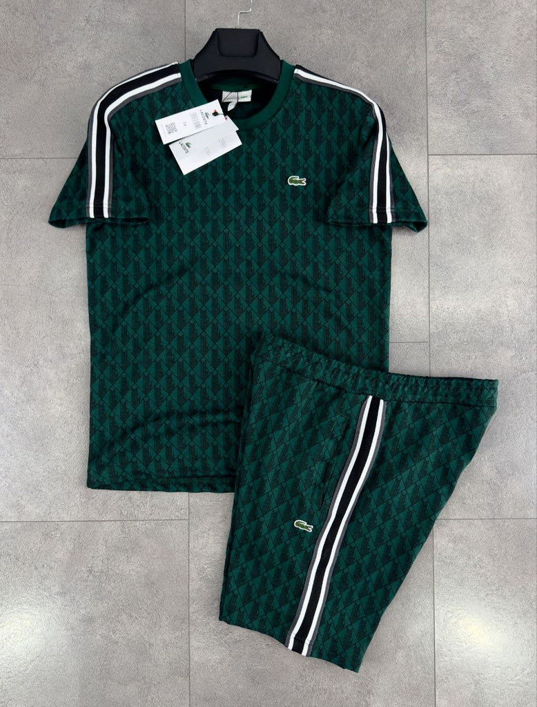Moški komplet Lacoste, majica in kratke hlače v temno zelena barvi z žakardnim monogramom.