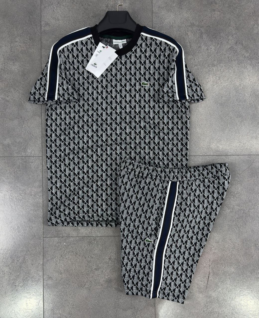 Moški komplet Lacoste, majica in kratke hlače v temno siva barvi z žakardnim monogramom.