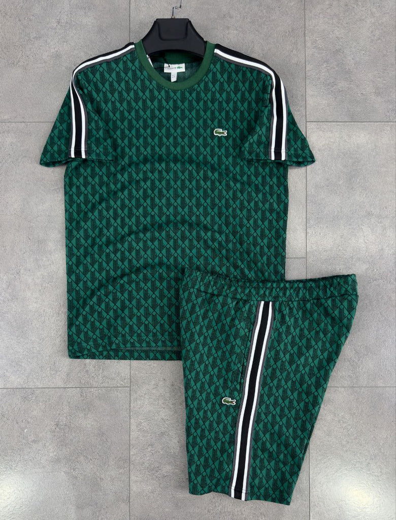 Moški komplet Lacoste, majica in kratke hlače v  zelena barvi z žakardnim monogramom.