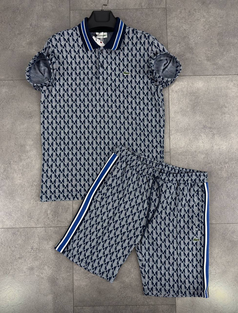 Moški komplet Lacoste, majica z ovratnikom in kratke hlače, temno modre barve z modrimi črtami in žakardovim monogramom.