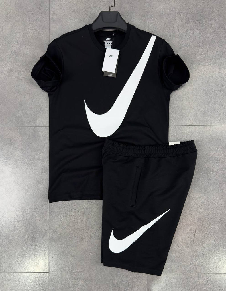 Moški komplet Nike, črna majica in kratke črne hlače. Premium kakovost.