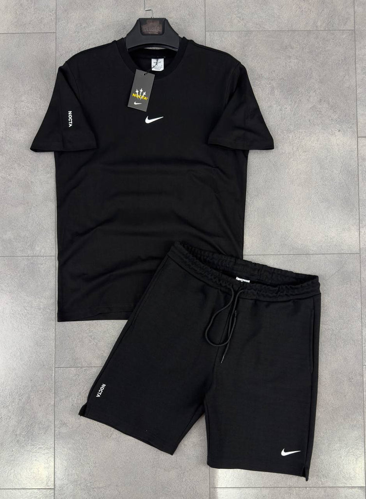Moški komplet Nike, majica in kratke hlače v črni barvi. Vrhunska kakovost.