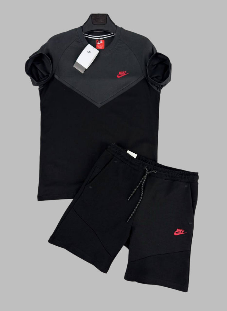 Moški komplet Nike Tech Fleece, ki ga sestavljata dvobarvna majica s kratkimi rokavi, grafitno in črne barve, ter črne kratke hlače. Vrhunska kakovost.
