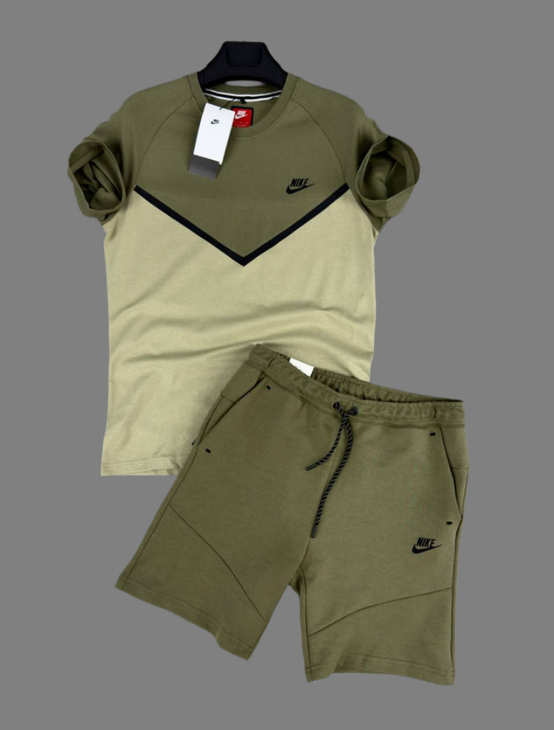 Moški komplet Nike Tech Fleece, sestavljen iz majice in kratkih hlač v olivno zeleni barvi.