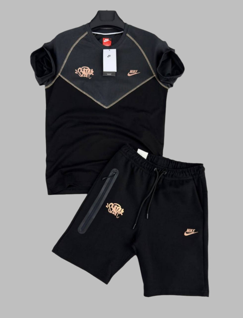 Moški komplet Nike Tech Fleece "SYNA", ki ga sestavljata dvobarvna majica s kratkimi rokavi, grafitno in črne barve, ter črne kratke hlače. Vrhunska kakovost.