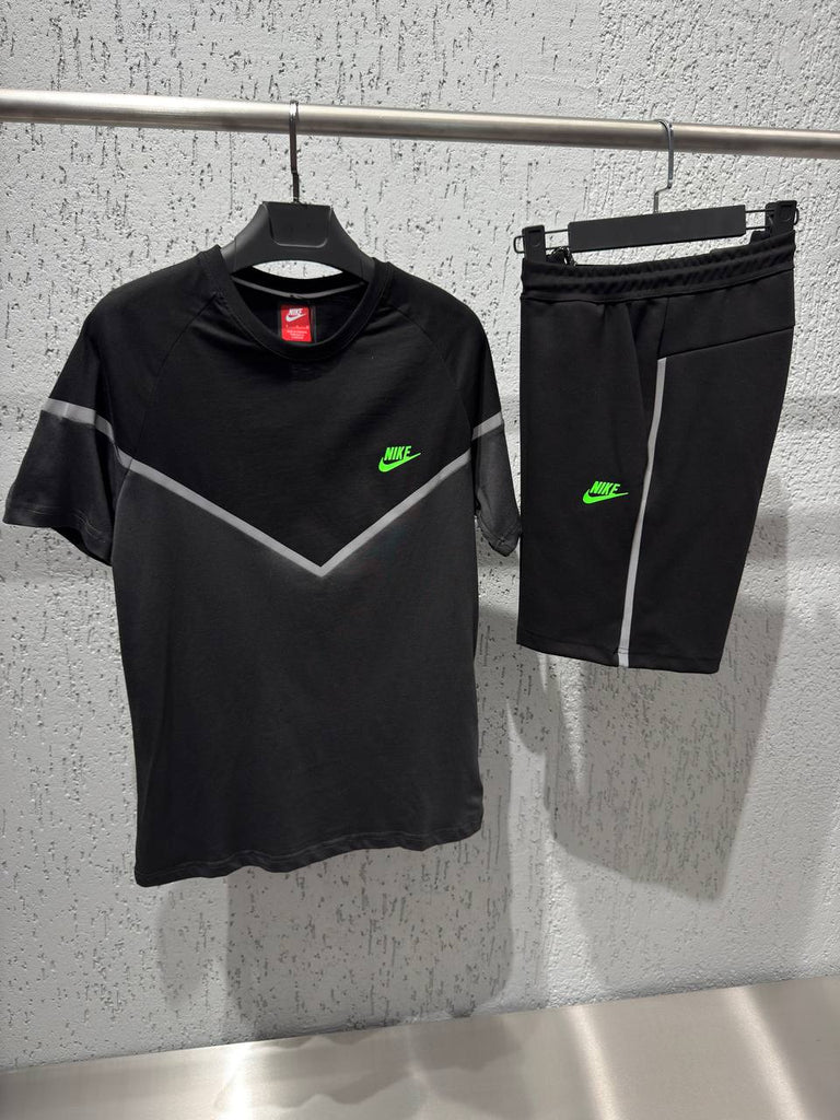 Moški komplet Nike Tech Fleece, sestavljen iz črnih kratkih hlač in črno-grafitne majice. Vrhunska kakovost.