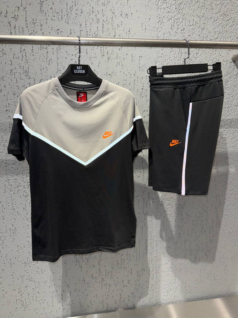 Moški komplet Nike Tech Fleece, sestavljen iz črnih kratkih hlač in bež-črne majice. Vrhunska kakovost.