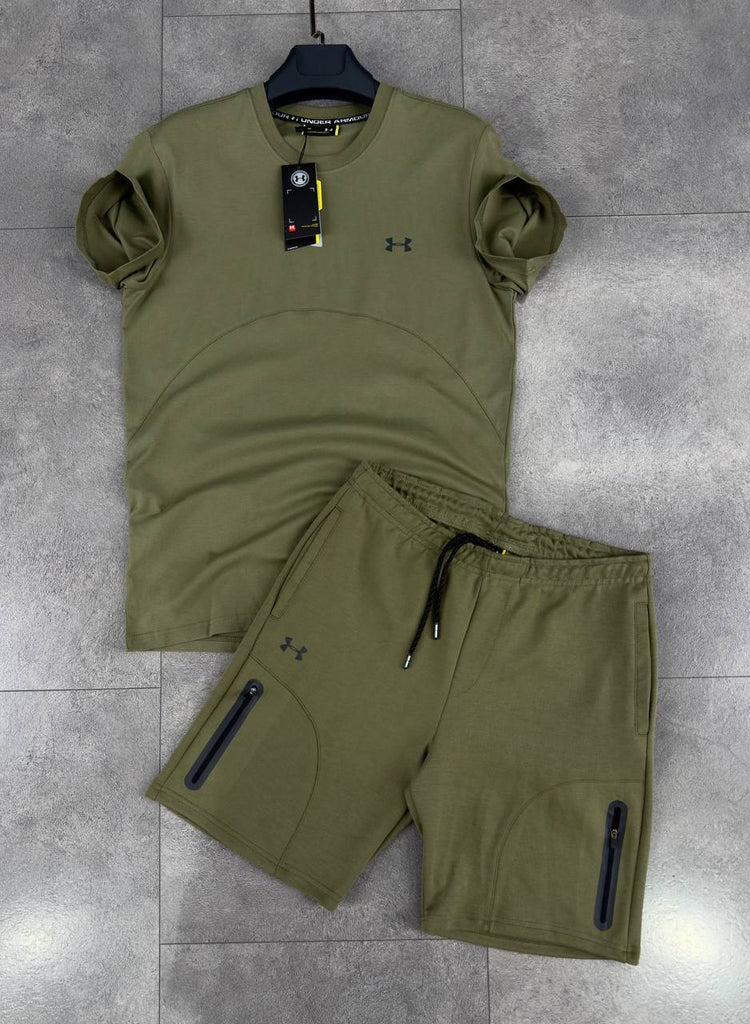 Moški komplet UNDER ARMOUR, sestavljen iz olivno zelene majice in kratkih hlač.