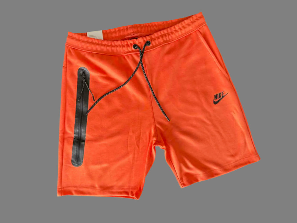 Moške športne kratke hlače Nike Tech Fleece, oranžne barve.