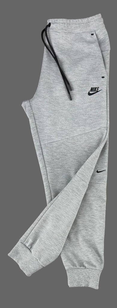 Moške trenirke Nike, klasične sive barve.