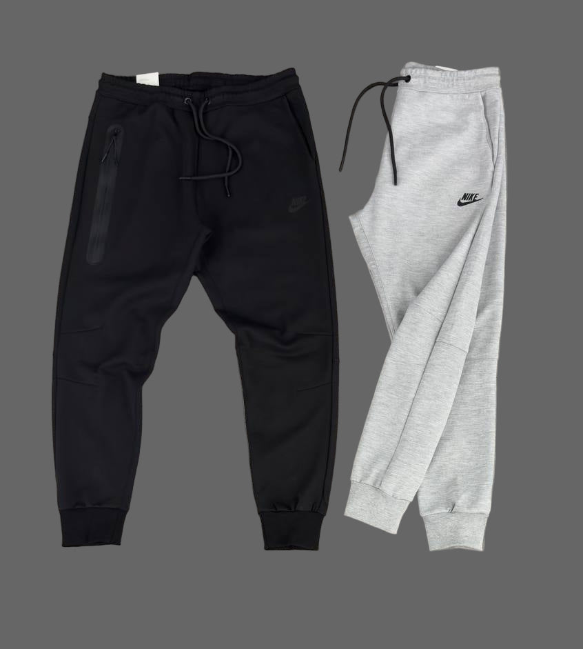 Moške hlače Nike Tech Fleece, črne barve z žepom na zadrgo na desni hlačnici