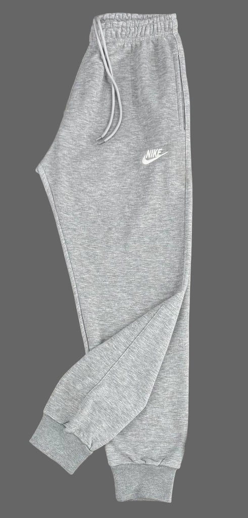 Moške trenirke Nike, klasično siva z belim emblemom